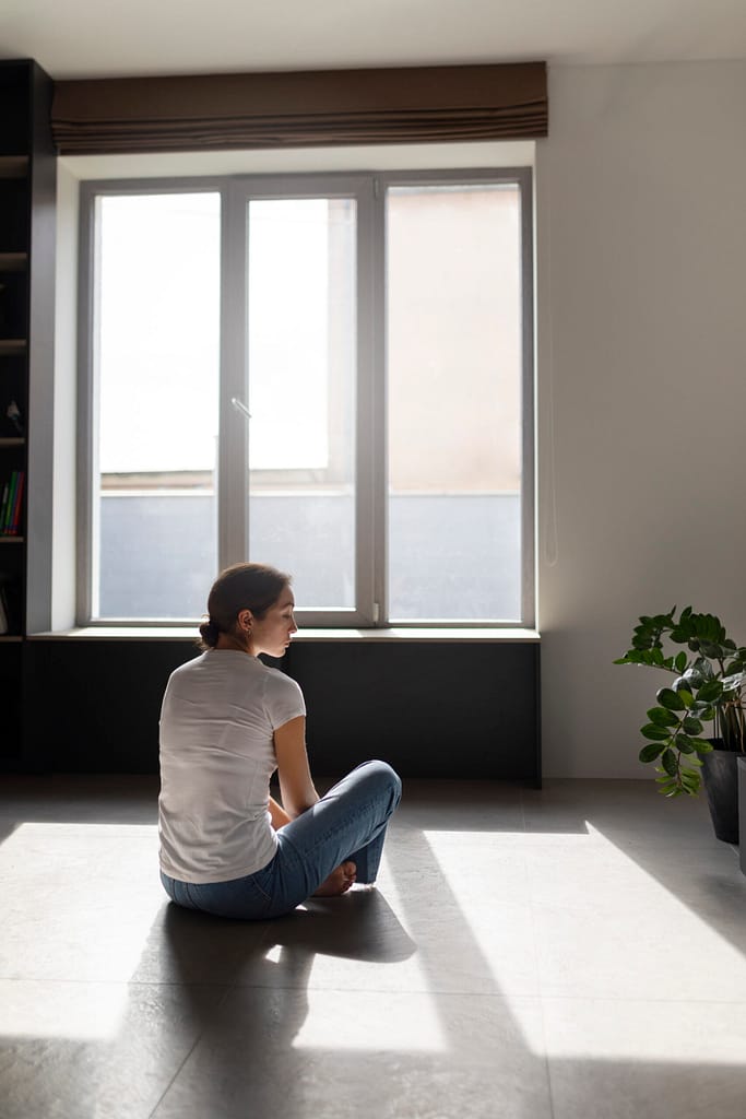 Servicios portrait young woman with low self esteem sitting by window home